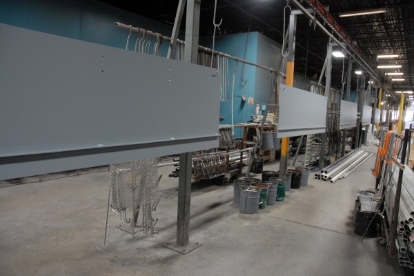 Liquid coating spray booth